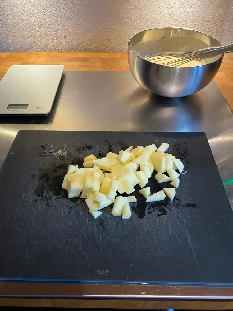 Dutch-Baby High Protein: Apfel schneiden