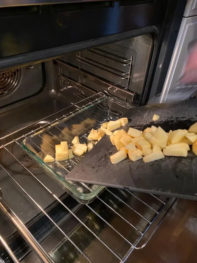 Dutch-Baby High Protein: Apfel oder Beeren in die heiße, gefettete Schüssel geben