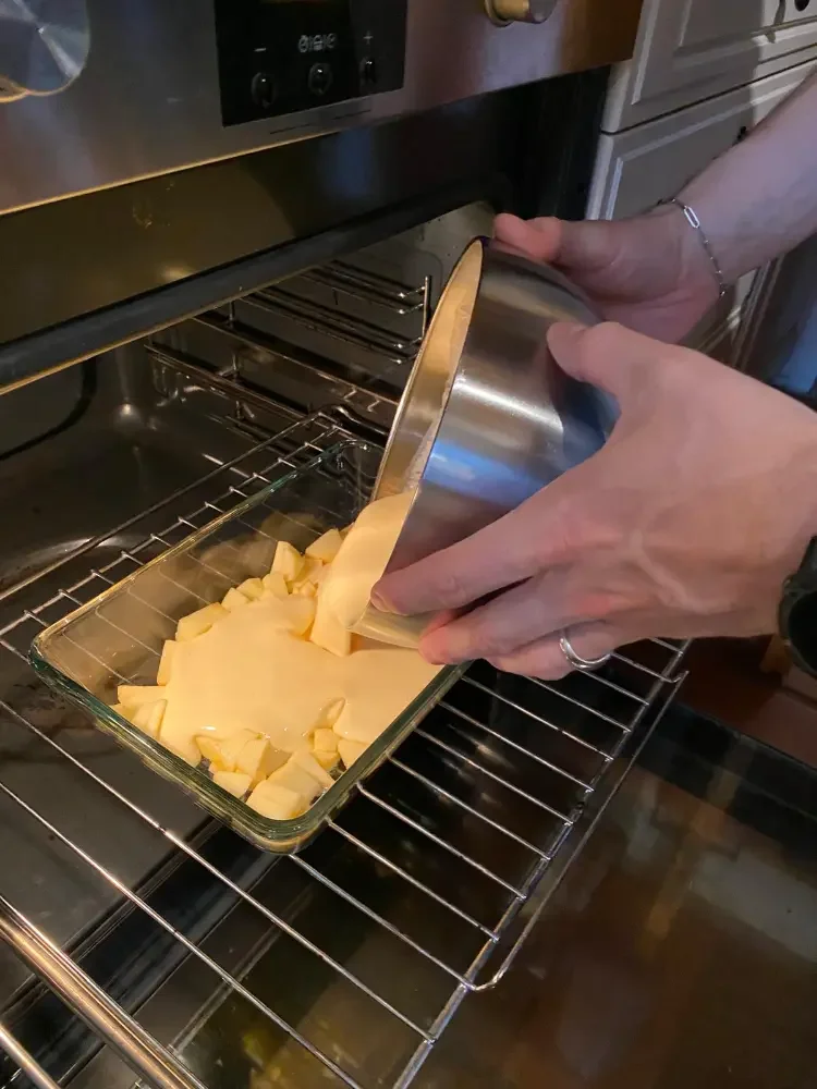 Dutch-Baby High Protein: Nach ca. 1 Minute den Teig dazugeben